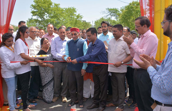 जाॅब फेयर का उद्घाटन करते माननीय कुलपति जी