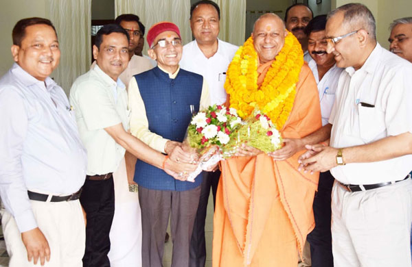 जाॅब फेयर का उद्घाटन करते माननीय कुलपति जी प्लेसमेन्ट सेल में महामण्डलेश्वर के आगमन पर स्वागत करते माननीय कुलपति जी 