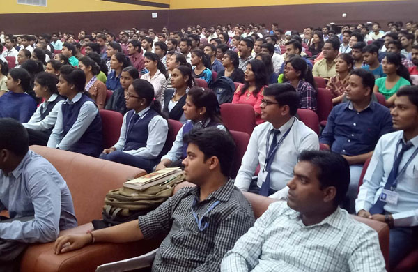 5 से 7 जनवरी 2018 को साफकाॅन लखनऊ की 8 सदस्यीय टीम ने बी.टेक. व एम.सी.ए. के छात्रांे को कम्प्यूटर का व्यवहारिक प्रशिक्षण दिया।